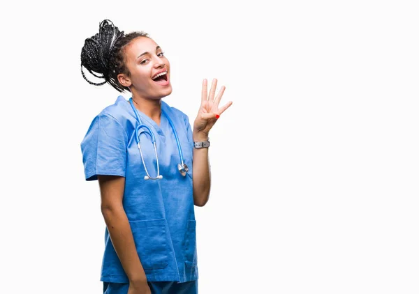 若い示す分離の背景に髪アフリカ系アメリカ人の女の子専門の外科医を編組し 自信を持って 幸せな笑みを浮かべて 番の指で上向き — ストック写真