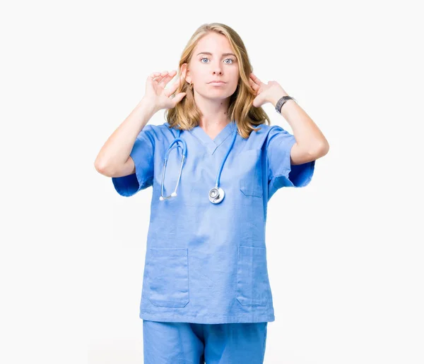 Vacker Ung Läkare Kvinna Bär Medicinsk Uniform Över Isolerade Bakgrund — Stockfoto