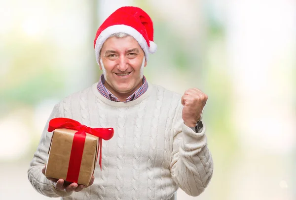感情を応援して誇りに思って叫んでと勝利と非常に興奮して 成功を祝って孤立の背景にクリスマスの帽子 持株ギフトを着てハンサムなシニア男性 — ストック写真