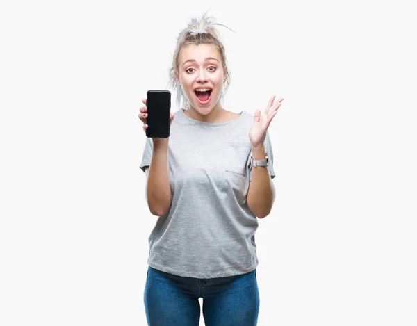 Junge Blonde Frau Zeigt Bildschirm Des Smartphones Vor Isoliertem Hintergrund — Stockfoto