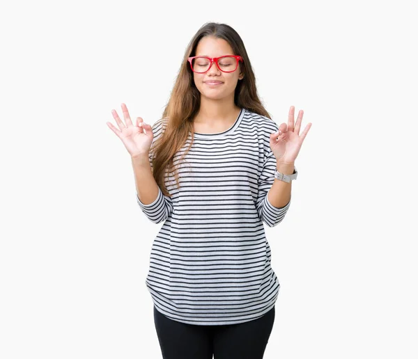 Młoda Piękna Brunetka Kobieta Ubrana Paski Sweterek Czerwone Okulary Białym — Zdjęcie stockowe