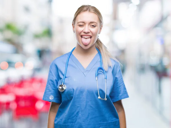 Joven Cirujana Rubia Doctora Sobre Fondo Aislado Sacando Lengua Feliz — Foto de Stock