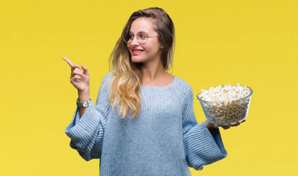 Joven Hermosa Mujer Rubia Comiendo Palomitas Maíz Sobre Fondo Aislado —  Fotos de Stock