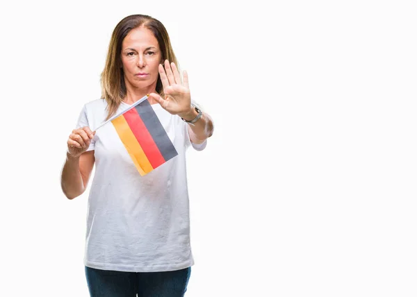 Латиноамериканка Средних Лет Держит Флаг Германии Изолированном Фоне Открытой Рукой — стоковое фото
