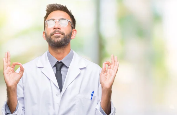 Cientista Hispânico Adulto Homem Médico Vestindo Casaco Branco Sobre Fundo — Fotografia de Stock