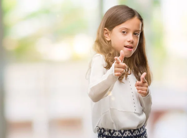 Μελαχρινή Κορίτσι Ισπανόφωνος Επισημαίνοντας Δάχτυλα Κάμερα Πρόσωπο Χαρούμενο Και Αστείο — Φωτογραφία Αρχείου
