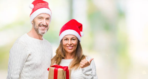 Coppia Ispanica Mezza Età Che Indossa Cappello Natale Tiene Regalo — Foto Stock