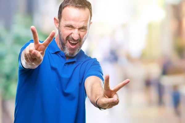 Middelbare Leeftijd Hoary Senior Man Geïsoleerde Achtergrond Glimlachend Zoek Naar — Stockfoto