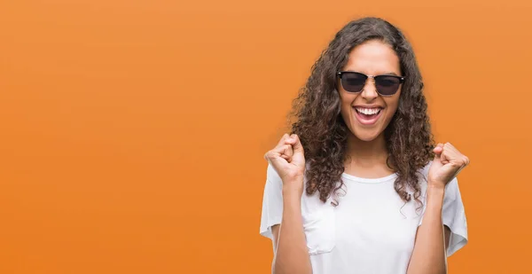 Mulher Hispânica Jovem Usando Óculos Sol Animado Para Sucesso Com — Fotografia de Stock
