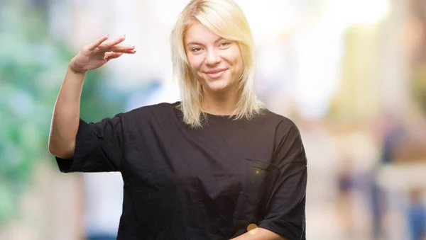 Unga Vackra Blonda Kvinnan Över Isolerade Bakgrund Gestikulerande Med Händer — Stockfoto