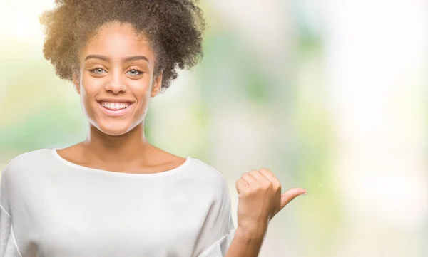 Joven Mujer Afroamericana Sobre Fondo Aislado Sonriendo Con Cara Feliz —  Fotos de Stock