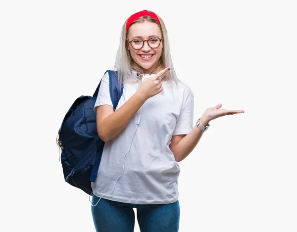 Joven Estudiante Rubia Con Gafas Mochila Sobre Fondo Aislado Sorprendida —  Fotos de Stock