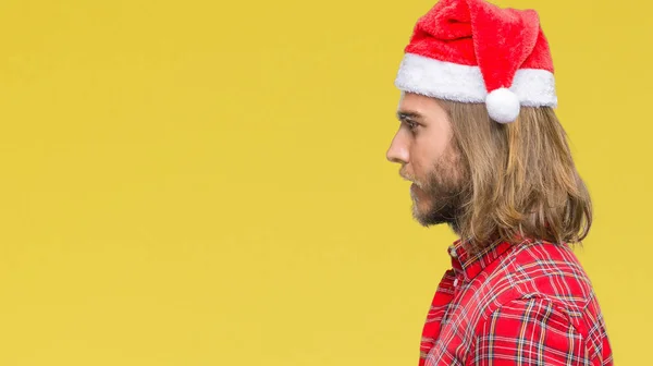 Mladý Pohledný Muž Dlouhými Vlasy Nosí Santa Claus Klobouk Izolované — Stock fotografie