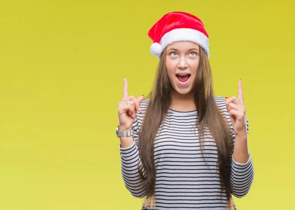 Mooie Kaukasische Jongedame Kerstmuts Dragen Geïsoleerde Achtergrond Verbaasd Verrast Met — Stockfoto