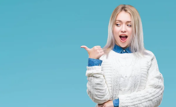 Unga Blonda Kvinnan Klädd Vinter Tröja Över Isolerade Bakgrund Leende — Stockfoto