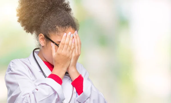 Junge Afroamerikanische Ärztin Mit Isoliertem Hintergrund Mit Traurigem Gesichtsausdruck Der — Stockfoto