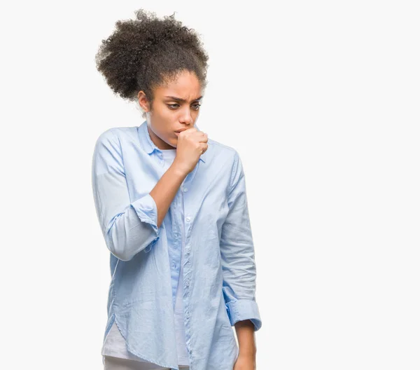 年轻的美国黑人妇女在隔绝的背景感觉不适和咳嗽作为症状为感冒或支气管炎 医疗保健理念 — 图库照片