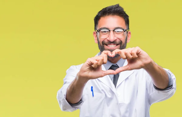 Aşık Kalp Simgesi Elleriyle Şekil Gösteren Gülümseyen Izole Arka Plan — Stok fotoğraf
