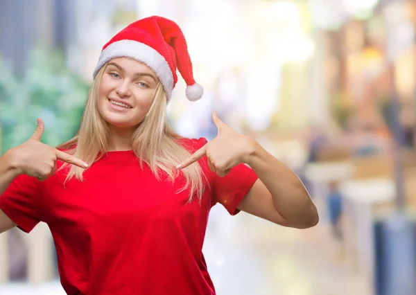 Giovane Donna Caucasica Indossa Cappello Natale Sfondo Isolato Guardando Fiducioso — Foto Stock