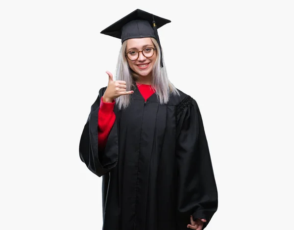 Mujer Rubia Joven Con Uniforme Graduado Sobre Fondo Aislado Sonriendo — Foto de Stock