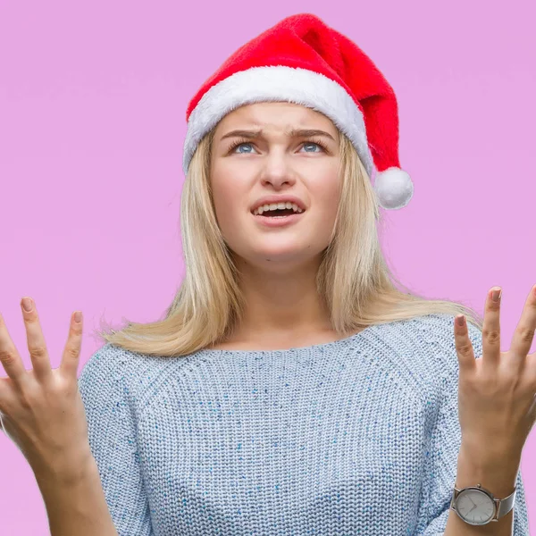 Jonge Kaukasische Vrouw Kerstmuts Dragen Geïsoleerd Achtergrond Gek Mad Schreeuwen — Stockfoto