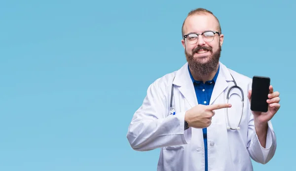 Joven Médico Que Muestra Pantalla Del Teléfono Inteligente Sobre Fondo — Foto de Stock