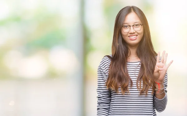 Jovem Ásia Mulher Vestindo Óculos Sobre Isolado Fundo Mostrando Apontando — Fotografia de Stock