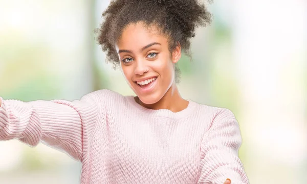 Jonge Afro Amerikaanse Vrouw Winter Trui Dragen Geïsoleerde Achtergrond Kijken — Stockfoto