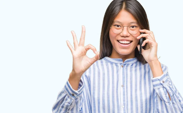 Jovem Mulher Asiática Falando Telefone Sobre Fundo Isolado Fazendo Sinal — Fotografia de Stock