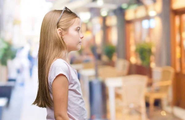 Giovane Bella Ragazza Che Indossa Occhiali Sole Sfondo Isolato Cercando — Foto Stock