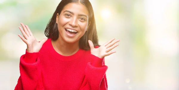 Giovane Bella Donna Araba Indossa Maglione Invernale Sfondo Isolato Celebrando — Foto Stock