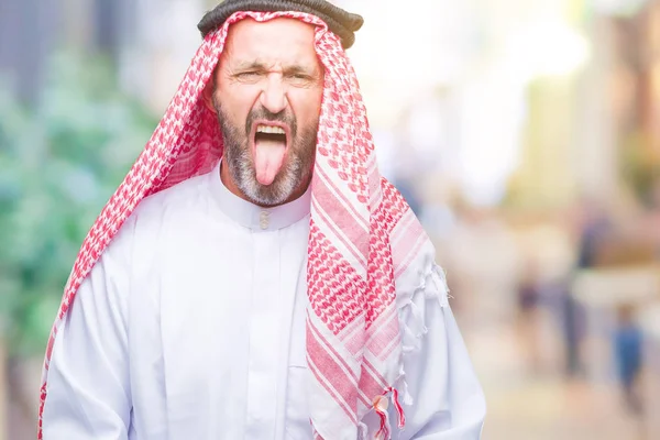 Starszy Człowiek Emiraty Sobie Kefija Białym Tle Trzymanie Języka Out — Zdjęcie stockowe