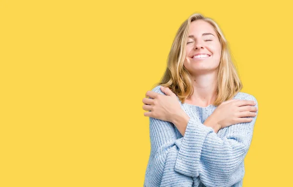 Bella Giovane Donna Che Indossa Maglione Blu Sfondo Isolato Abbracciarsi — Foto Stock