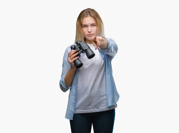 Joven Mujer Caucásica Sosteniendo Prismáticos Sobre Fondo Aislado Señalando Con — Foto de Stock