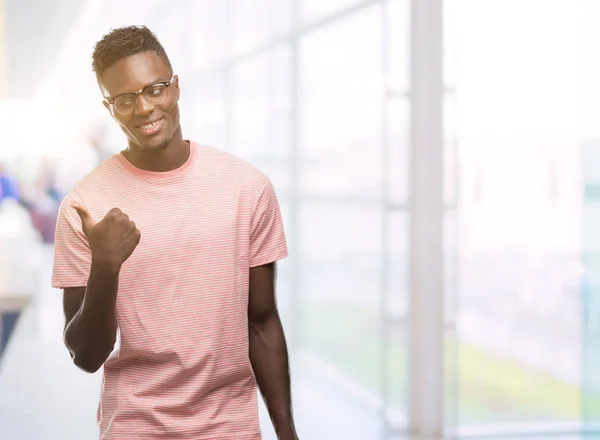 Afro Amerikai Fiatalember Visel Rózsaszín Póló Mosolygós Boldog Arc Keres — Stock Fotó
