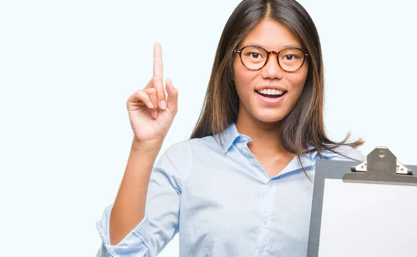 Jovem Mulher Negócios Asiática Sobre Fundo Isolado Segurando Prancheta Surpreso — Fotografia de Stock