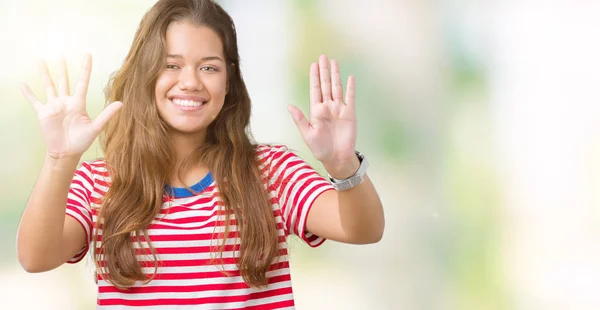 若い美しいブルネットの女性の身に着けているストライプ シャツ分離背景表示と指で上向きに番号自信を持って 幸せな笑みを浮かべている間 — ストック写真