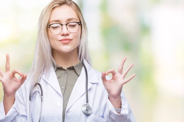 Giovane Donna Medico Bionda Sfondo Isolato Rilassarsi Sorridere Con Gli — Foto Stock