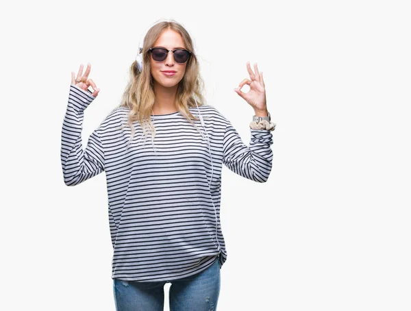 Schöne Junge Blonde Frau Mit Kopfhörern Und Sonnenbrille Über Isoliertem — Stockfoto