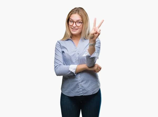 Joven Mujer Negocios Caucásica Con Gafas Sobre Fondo Aislado Sonriendo — Foto de Stock