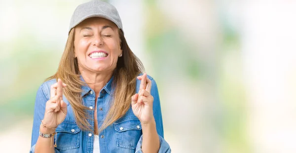 Vackra Medelålders Kvinna Klädd Sport Cap Över Isolerade Bakgrund Leende — Stockfoto