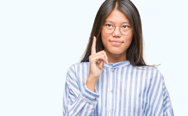Jovem Mulher Asiática Sobre Fundo Isolado Com Mão Queixo Pensando — Fotografia de Stock