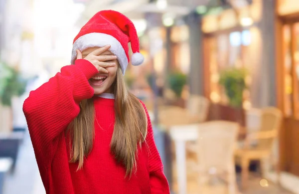 Молодая Красивая Девушка Рождественской Шляпе Изолированном Фоне Подглядывает Шокирующие Закрывающие — стоковое фото