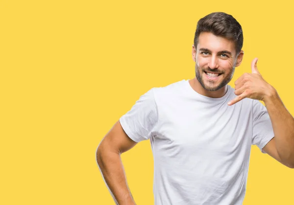 Homem Bonito Jovem Sobre Fundo Isolado Sorrindo Fazendo Gesto Telefone — Fotografia de Stock