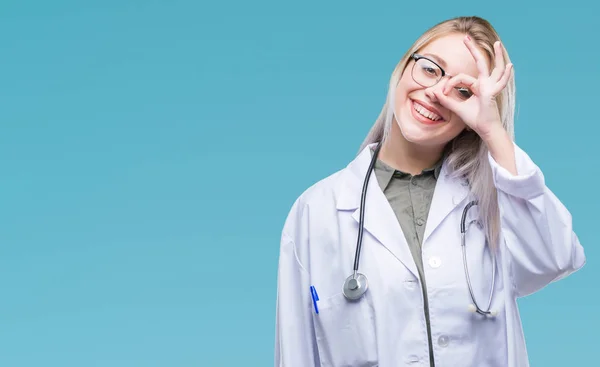 Genç Sarışın Doktor Kadın Gülümsüyor Parmakları Ile Mutlu Yüz Üzerinden — Stok fotoğraf