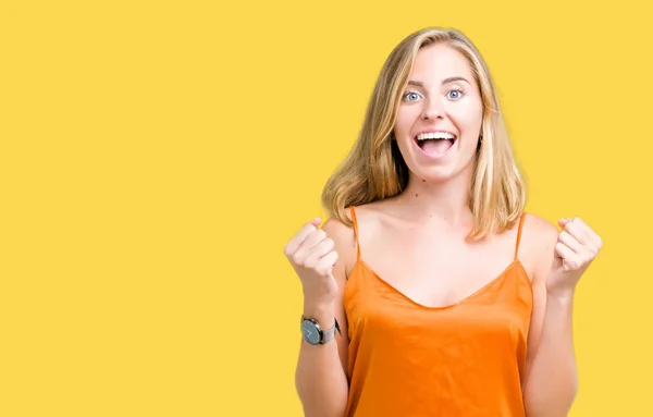 Hermosa Joven Con Camisa Naranja Sobre Fondo Aislado Celebrando Sorprendida —  Fotos de Stock