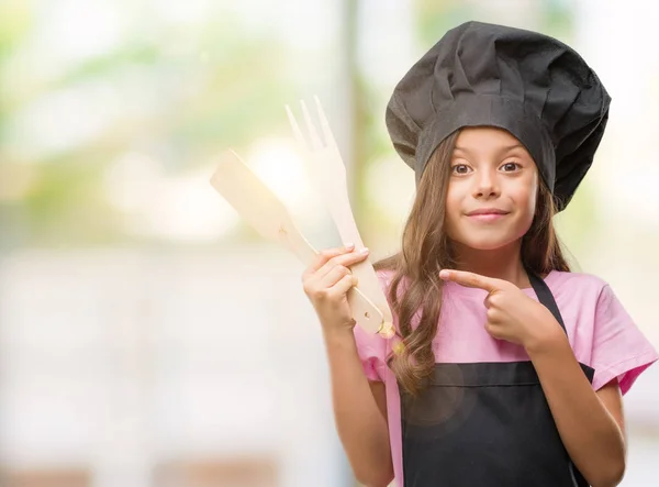 Parmak Ile Işaret Çok Mutlu Aşçı Üniforması Esmer Latin Kız — Stok fotoğraf