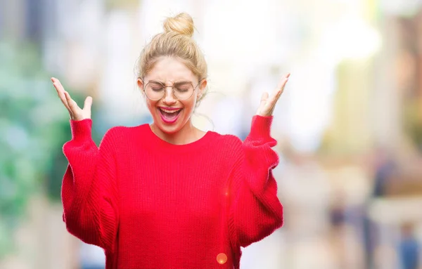 Joven Mujer Rubia Hermosa Con Suéter Rojo Gafas Sobre Fondo —  Fotos de Stock