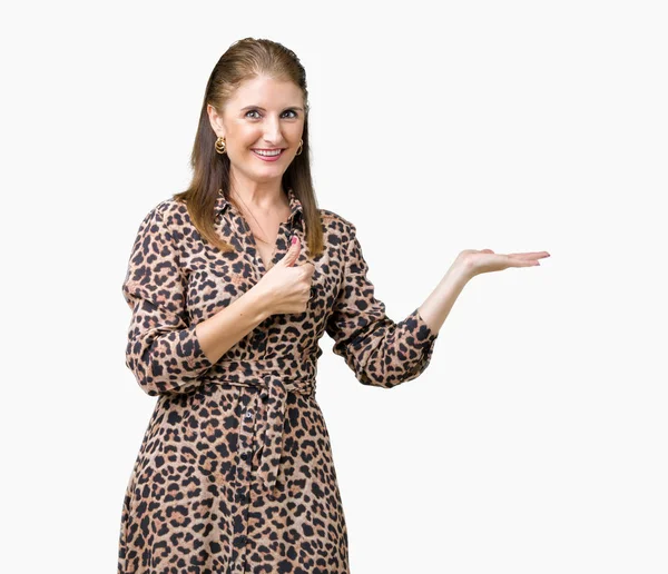 Bela Meia Idade Madura Mulher Rica Vestindo Vestido Leopardo Sobre — Fotografia de Stock