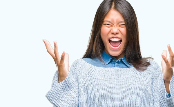 上冬のセーターを着ている若いアジア女性クレイジーを祝う背景を分離した腕を上げると成功のためびっくりし 叫んで興奮して目を開きます 勝者の概念 — ストック写真